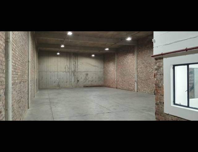 302M² WAREHOUSE TO LET IN LASER PARK